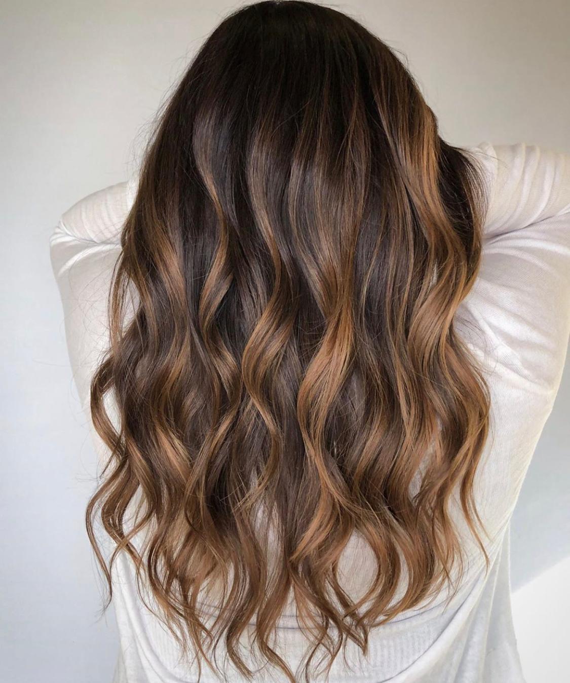 Balayage in Schoko-Karamell-Tönen