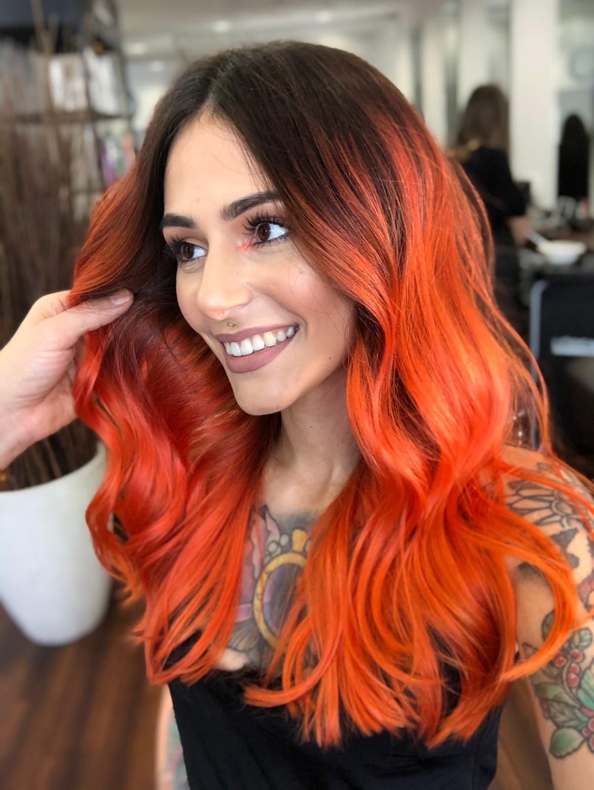 Frau mit farbenfrohem Haar im Salon